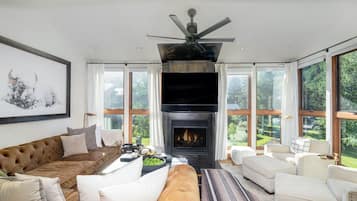 Condo, 3 Bedrooms | Living area