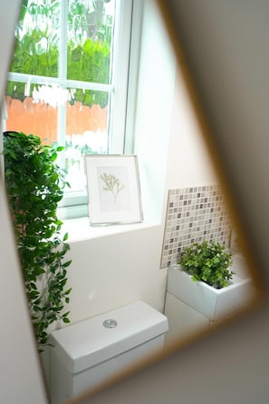 Traditional House, 3 Bedrooms | Bathroom | Combined shower/tub, rainfall showerhead, hair dryer, towels - Irving House (Solihull)