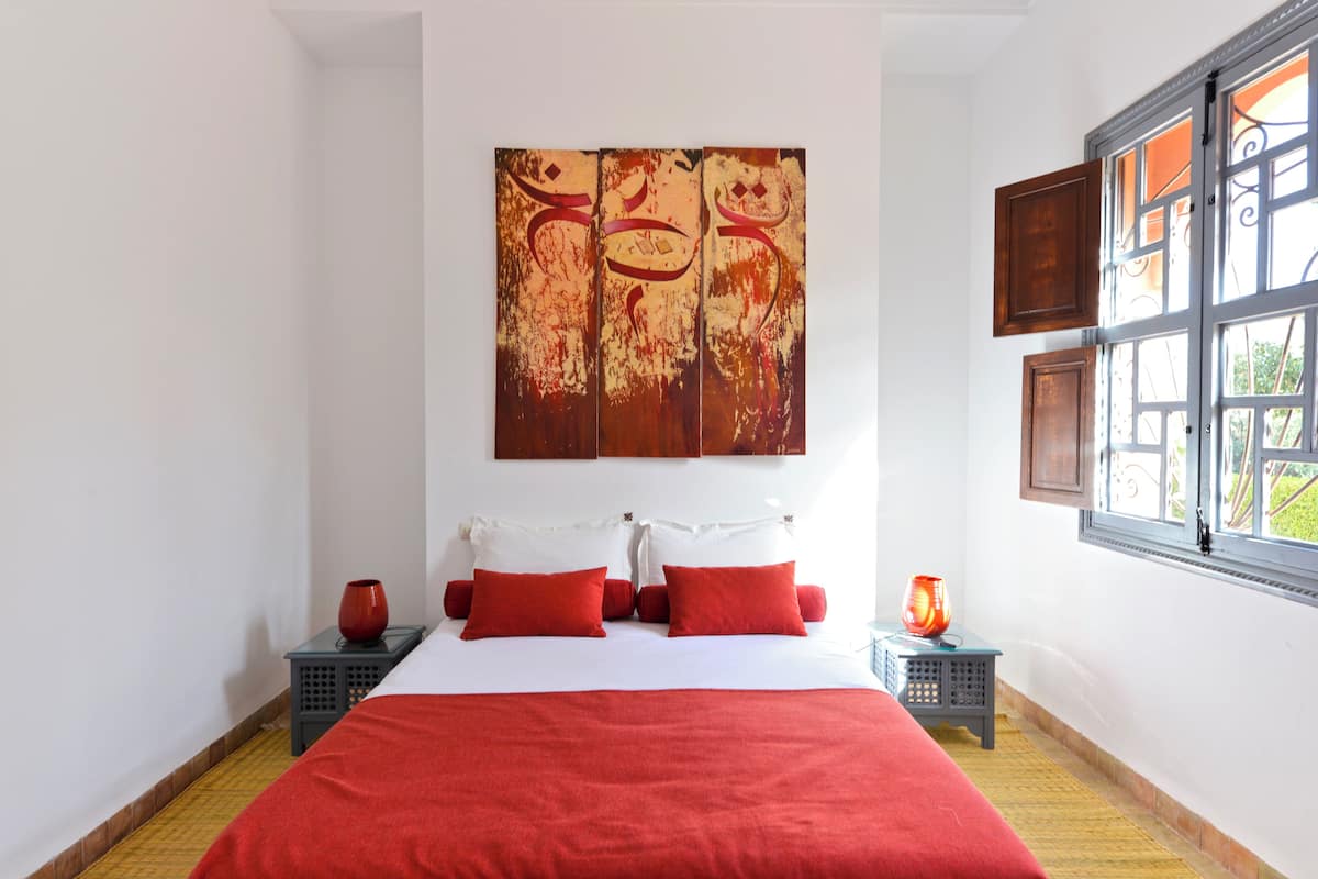 In-room safe, iron/ironing board (on request), bed sheets