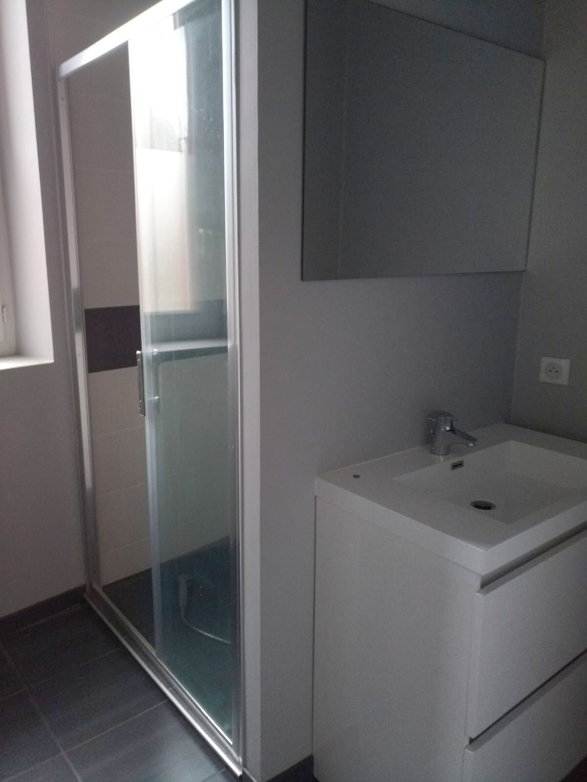 salle de bain présente dans la chambre. 
WC séparé. 