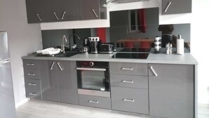 Coffee/tea maker, fridge, microwave, oven - Spacious apartment in the heart of Saint-Nectaire (Saint-Nectaire)