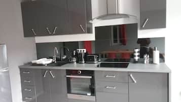 Een koelkast, een microgolfoven, een oven, een kookplaat