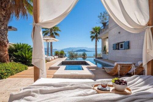 Luxury Seafront Villa Sensation Ciovo with Pool