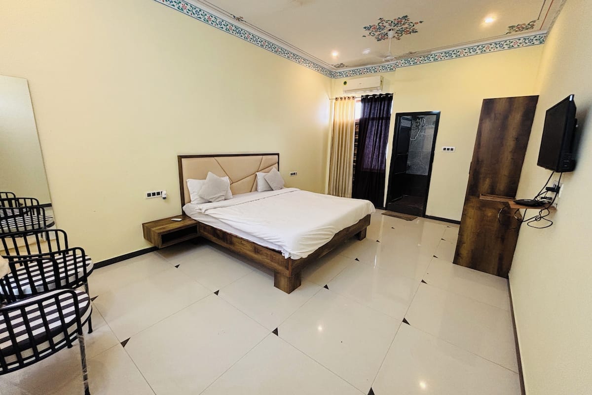 Deluxe Double Room | Desk, free WiFi, bed sheets