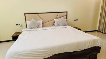Deluxe Double Room | Desk, free WiFi, bed sheets