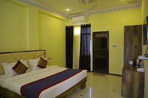 Deluxe Double Room | Desk, free WiFi, bed sheets