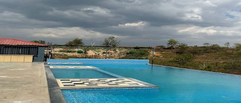 Una piscina al aire libre