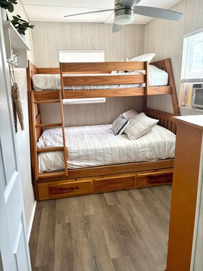 2 bedrooms, WiFi, bed sheets - Floating Cabin - Another Day in Paradise at Whitman Hollow Marina (LaFollette)