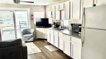 Een koelkast, een magnetron, een koffiezetapparaat/waterkoker