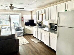 Jääkaappi, mikroaaltouuni, kahvin-/teenkeitin, leivänpaahdin