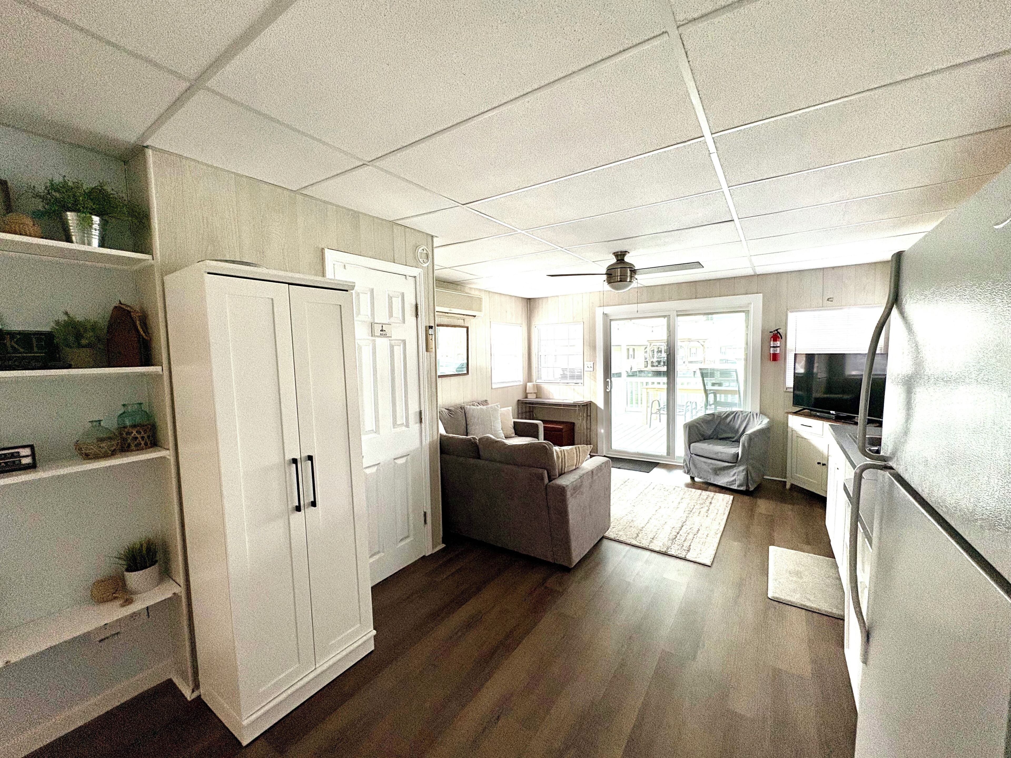 Fernseher, DVD-Player, Stereoanlage