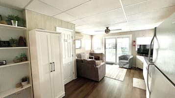 Fernseher, DVD-Player, Stereoanlage