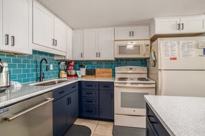 Condo, 3 Bedrooms | Private kitchen