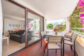 Outdoor dining - Fantastic family apartment beside the beach! (Puerto Pollensa)