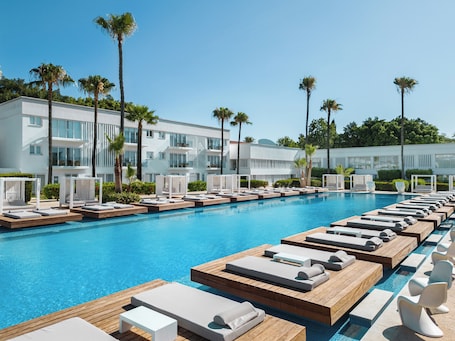 Una piscina al aire libre de temporada. So Nice Beach Resort