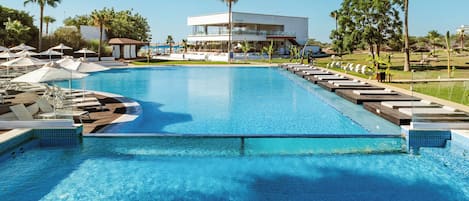 Una piscina al aire libre de temporada