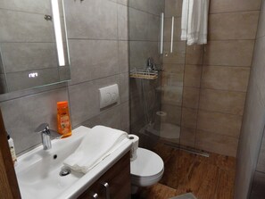 公寓 (One Bedroom Apartment 6) | 浴室 | 淋浴設備、毛巾