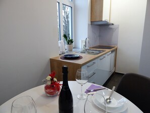 公寓 (One Bedroom Apt With Sofa Bed 3) | 私人廚房 | 電冰箱、餐桌