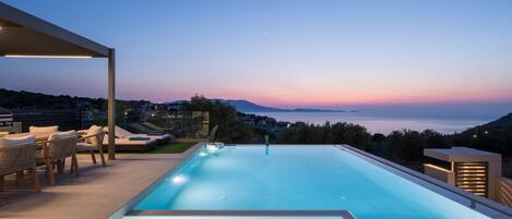 屋外プール、プール パラソル、サンラウンジャー