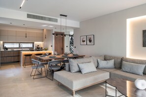 Villa Luxury, 4 camere da letto, piscina privata, vista mare | Area soggiorno | Smart TV 65 pollici con canali satellitari, TV, Netflix
