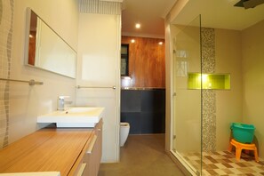 Three-Bedroom Apartment | Baño | Ducha, cabezal de ducha tipo lluvia, secador de pelo y zapatillas