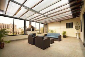 Three-Bedroom Apartment | Seprai premium, meja kerja, setrika/meja setrika, dan Wi-Fi gratis