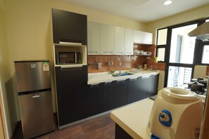 Two-Bedroom Apartment | Ropa de cama de alta calidad y escritorio