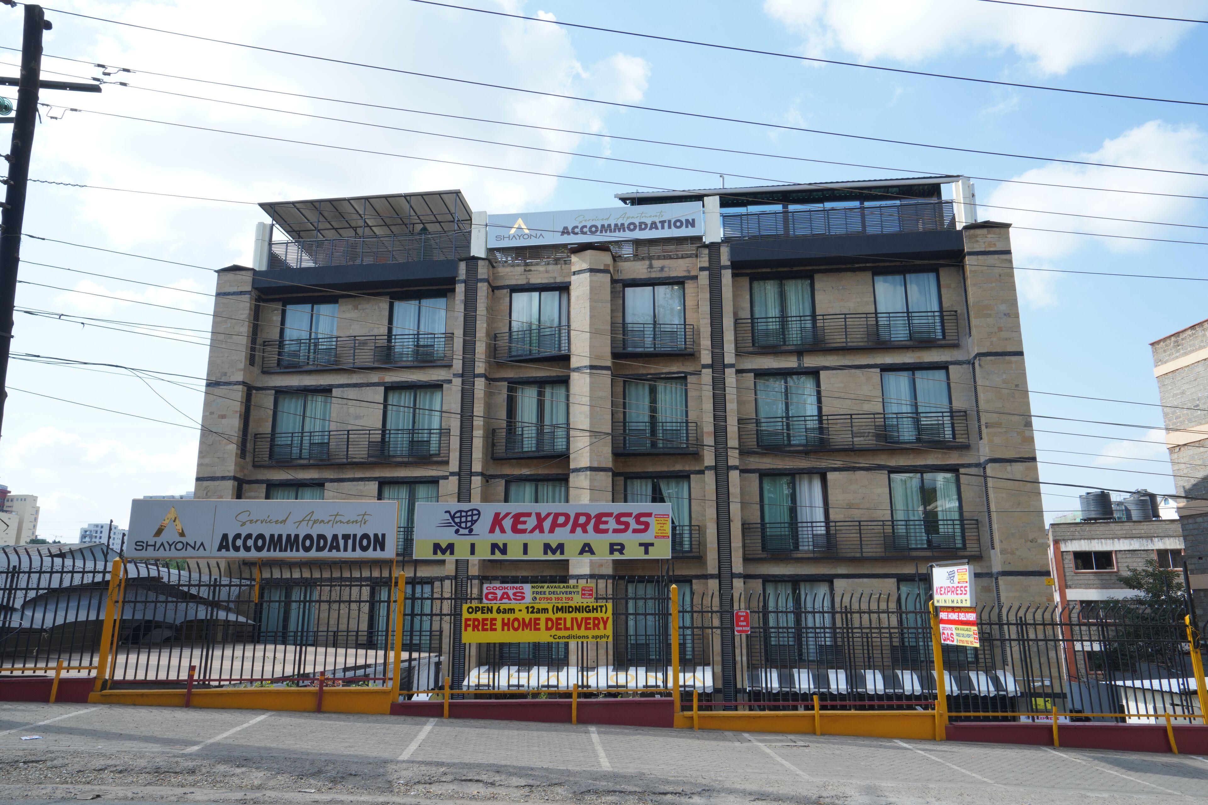 Vista frontal de la propiedad