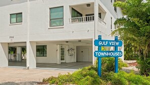 A building with a sign reading 'Gulf View Townhouses.' - Hidden Pearl 2 Bedroom Home by RedAwning (Holmes Beach)