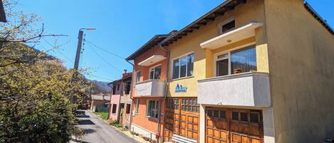 Premium bedding, soundproofing, iron/ironing board, free WiFi