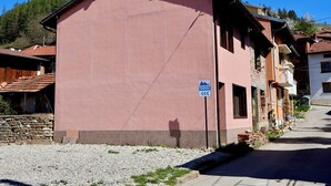 A pink building with a sign indicating parking. - Pamir Guest House (Troyan)