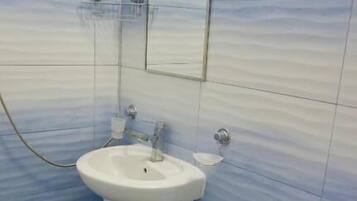 Dreibettzimmer, Bergblick | Badezimmer | Dusche, kostenlose Toilettenartikel, Haartrockner, Hausschuhe