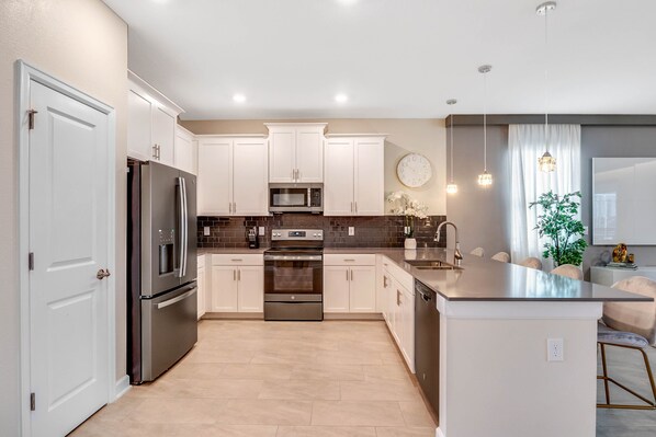 Kühlschrank, Mikrowelle, Ofen, Herdplatte