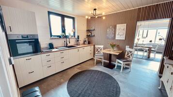 Fridge, oven, stovetop, dishwasher