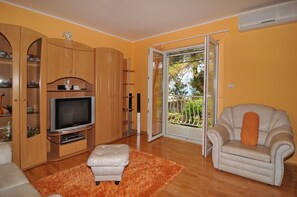 TV, fireplace - Spacious 100m2 apt w.big terrace & great sea view (Slatine)