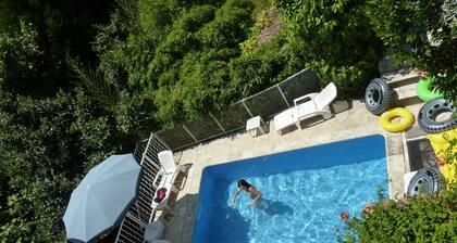 Mas en pierre, vue sur la vallée