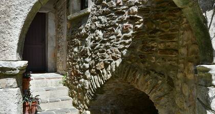Mas en pierre, vue sur la vallée