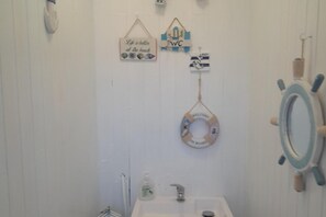 Chalet | Bathroom | Shower - 2 Bed-sleeps 4-pets-parking-5 Min to Beach (Mablethorpe)