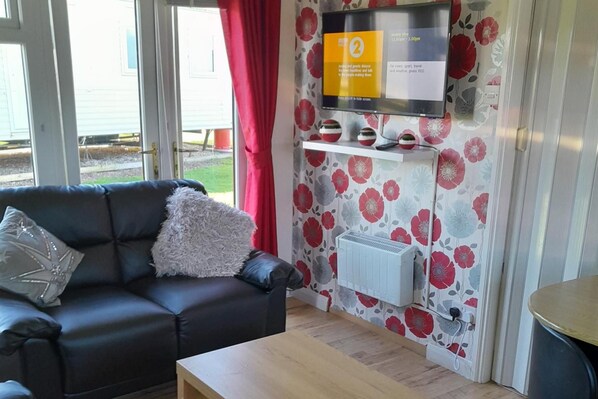 Chalet | Living area | Flat-screen TV - 2 Bed-sleeps 4-pets-parking-5 Min to Beach (Mablethorpe)