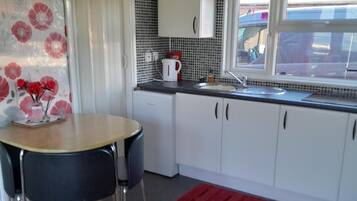 Chalet | Dapur pribadi | Lemari es, oven, kompor, dan ketel listrik