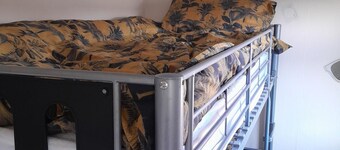 2 Bed-sleeps 4-pets-parking-5 Min to Beach