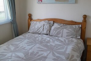 Chalet | 2 bedrooms, iron/ironing board, free WiFi, bed sheets - 2 Bed-sleeps 4-pets-parking-5 Min to Beach (Mablethorpe)