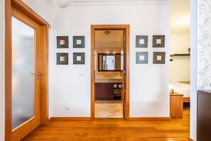 2 habitaciones, tabla de planchar con plancha y cuna de viaje 