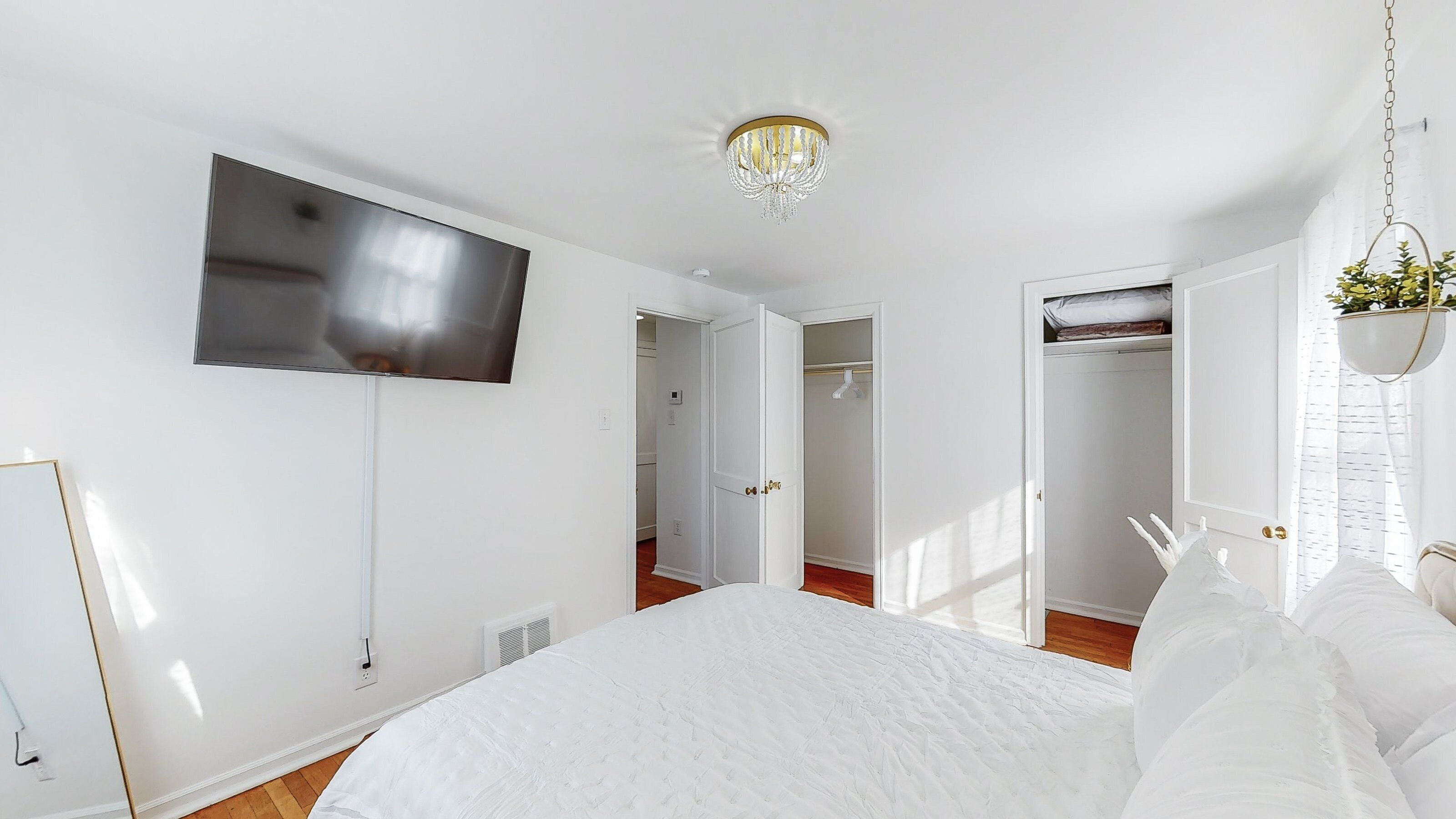 3 slaapkamers, een strijkplank/strijkijzer, reisbedje, gratis wifi