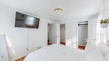 3 slaapkamers, een strijkplank/strijkijzer, reisbedje, gratis wifi