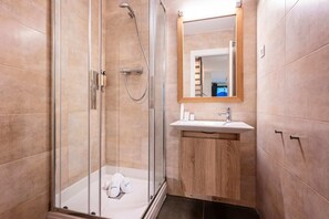 Dusche, Haartrockner, Handtücher