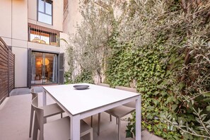 تناول الطعام بالخارج