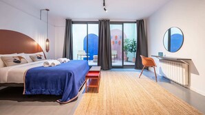 Une chambre d’hôtel moderne avec un grand lit, un bureau et une vue sur la ville.