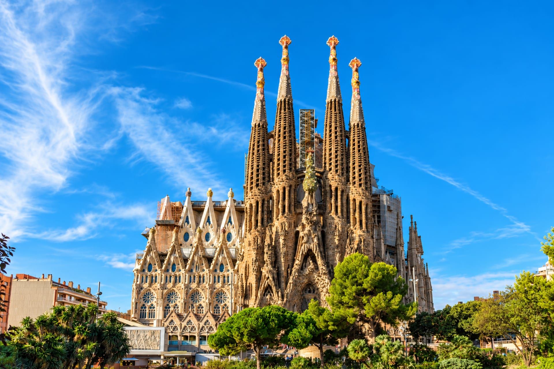 Un edificio grande y ornamentado con múltiples agujas y detalles arquitectónicos intrincados.