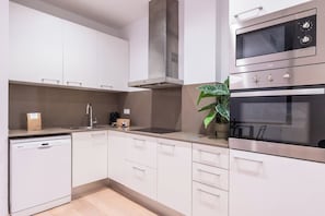 Jääkaappi, mikroaaltouuni, uuni, liesi